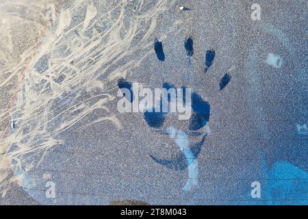 Handformen an schmutzigen Glasscheiben Stockfoto