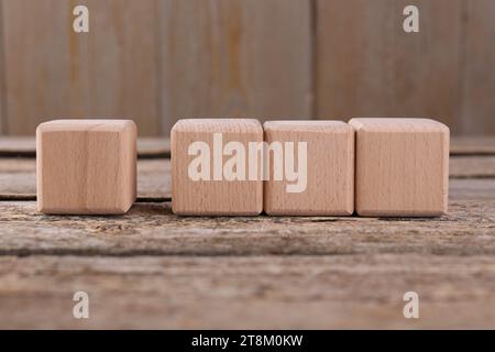 Würfel mit Häkchen und Abkürzung ISO auf Holztisch Stockfoto