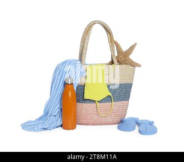 Strandtasche, Thermoflasche, Kleidung, Seesterne und Flip Flops isoliert auf weiß Stockfoto