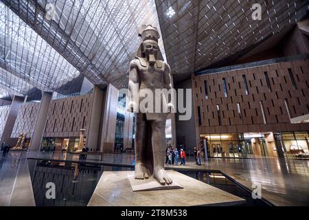 Gizeh. November 2023. Dieses Foto, das am 20. November 2023 aufgenommen wurde, zeigt eine kolossale Statue im großen Saal des Großen Ägyptischen Museums in Gizeh, Ägypten. Quelle: Ahmed Gomaa/Xinhua/Alamy Live News Stockfoto