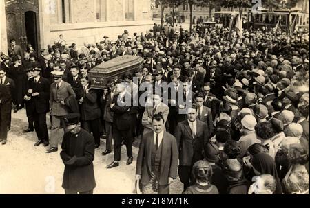 1925, 6 . Juli , TURIN , ITALIEN : die gesegnete Beerdigung von PIER GIORGIO FRASSATI ( 1901 - 1925 ) in der Chiesa Parrocchiale della Crocetta . Frassati war Bergsteiger und Student des Maschinenbaus , Dominikanertertiär , Mitglied der FUCI ( Federazione Universitaria Cattolica Italiana ) und Azione Cattolica . Seligsprechung von Papst Johannes Paul II. Im Jahre 1990. Sohn des antifaschistischen Politikers Senatore Alfredo Frassati ( 1868–1961), Gründer und Inhaber der Zeitung LA STAMPA und der Malerin Adelaide Ametis ( 1877–1949). Onkel des italienischen Journalisten und Politikers Jas Gawronski ( geboren 1936, Sohn von Luciana P. Stockfoto