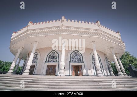 Das Amir Timur Museum von unten ist dem mongolischen Warlord Amir Timur Tamerlane in Taschkent, Usbekistan, gewidmet Stockfoto