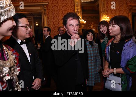 Paris, Frankreich. November 2023. Der ehemalige französische Kulturminister Jack lang Tastes Moutai bei der Enthüllungszeremonie des Weltrestaurants LA LISTE 2024 im französischen Außenministerium am 20. November 2023 in Paris. LA LISTE 2024, das neueste Update einer Liste der besten Restaurants weltweit, wurde hier am Montag vorgestellt. Quelle: Gao Jing/Xinhua/Alamy Live News Stockfoto