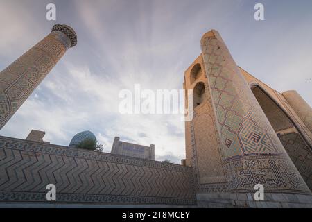 Sher Dor Madrasah auf dem Registan-Platz in Samarkand - Usbekistan. Sonnenuntergangshimmel mit Kopierraum für Text Stockfoto