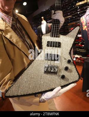 New York, New York, USA. November 2023. Dusty Hill ''˜DoubleBack' Musikvideo um 1985 Dean Explorer Bass in Schwarz mit Strass bedeckt Top Schätzung 7k - 9k zu sehen bei ''˜The Collection of Dusty Hill of ZZ Top' Julien's Auctions Press Preview im Hard Rock Cafe New York am Times Square. Quelle: ZUMA Press, Inc./Alamy Live News Stockfoto