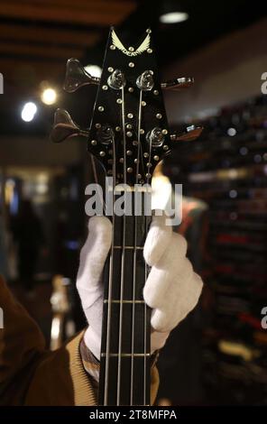 New York, New York, USA. November 2023. Dusty Hill ''˜DoubleBack' Musikvideo um 1985 Dean Explorer Bass Neck Schätzung 7k - 9k zu sehen in ''˜The Collection of Dusty Hill of ZZ Top' Julien's Auctions Press Preview im Hard Rock Cafe New York am Times Square. Quelle: ZUMA Press, Inc./Alamy Live News Stockfoto