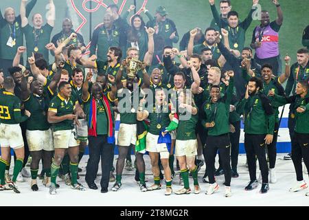 Siyamthanda Siya Kolisi Damian Willemse Bongi Mbonambi Cheslin Kolbe FAF de Klerk Eben Etzebeth mit der Trophäe William Webb Ellis Cup während des Rugby union World Cup XV RWC Endspiels Südafrika Springboks vs. Neuseeland All Blacks im Stade de France in Saint-Denis bei Paris am Oktober 28, 2023. Quelle: Victor Joly/Alamy Live News Stockfoto