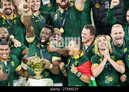 Siyamthanda Siya Kolisi Damian Willemse Bongi Mbonambi Cheslin Kolbe FAF de Klerk mit der Trophäe William Webb Ellis Cup während des Rugby union World Cup XV RWC Endspiels Südafrika Springboks gegen Neuseeland All Blacks im Stade de France in Saint-Denis bei Paris am 28. Oktober 2023. Quelle: Victor Joly/Alamy Live News Stockfoto