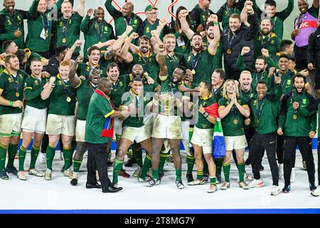 Siyamthanda Siya Kolisi Damian Willemse Bongi Mbonambi Cheslin Kolbe FAF de Klerk Eben Etzebeth mit der Trophäe William Webb Ellis Cup während des Rugby union World Cup XV RWC Endspiels Südafrika Springboks vs. Neuseeland All Blacks im Stade de France in Saint-Denis bei Paris am Oktober 28, 2023. Quelle: Victor Joly/Alamy Live News Stockfoto