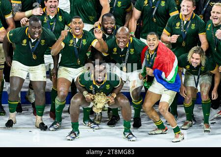 Siyamthanda Siya Kolisi Damian Willemse Bongi Mbonambi Cheslin Kolbe FAF de Klerk mit der Trophäe William Webb Ellis Cup während des Rugby union World Cup XV RWC Endspiels Südafrika Springboks gegen Neuseeland All Blacks im Stade de France in Saint-Denis bei Paris am 28. Oktober 2023. Quelle: Victor Joly/Alamy Live News Stockfoto