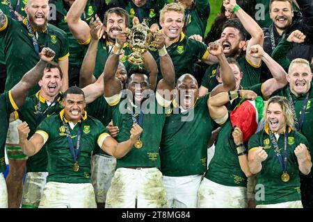 Siyamthanda Siya Kolisi Damian Willemse Bongi Mbonambi Cheslin Kolbe FAF de Klerk Eben Etzebeth mit der Trophäe William Webb Ellis Cup während des Rugby union World Cup XV RWC Endspiels Südafrika Springboks vs. Neuseeland All Blacks im Stade de France in Saint-Denis bei Paris am Oktober 28, 2023. Quelle: Victor Joly/Alamy Live News Stockfoto