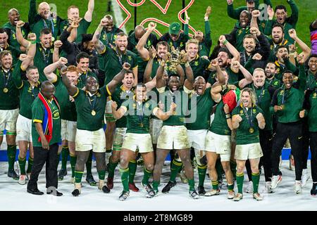 Siyamthanda Siya Kolisi Damian Willemse Bongi Mbonambi Cheslin Kolbe FAF de Klerk Eben Etzebeth mit der Trophäe William Webb Ellis Cup während des Rugby union World Cup XV RWC Endspiels Südafrika Springboks vs. Neuseeland All Blacks im Stade de France in Saint-Denis bei Paris am Oktober 28, 2023. Quelle: Victor Joly/Alamy Live News Stockfoto