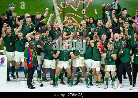 Siyamthanda Siya Kolisi Damian Willemse Bongi Mbonambi Cheslin Kolbe FAF de Klerk Eben Etzebeth mit der Trophäe William Webb Ellis Cup während des Rugby union World Cup XV RWC Endspiels Südafrika Springboks vs. Neuseeland All Blacks im Stade de France in Saint-Denis bei Paris am Oktober 28, 2023. Quelle: Victor Joly/Alamy Live News Stockfoto