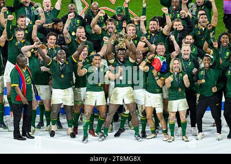 Siyamthanda Siya Kolisi Damian Willemse Bongi Mbonambi Cheslin Kolbe FAF de Klerk Eben Etzebeth mit der Trophäe William Webb Ellis Cup während des Rugby union World Cup XV RWC Endspiels Südafrika Springboks vs. Neuseeland All Blacks im Stade de France in Saint-Denis bei Paris am Oktober 28, 2023. Quelle: Victor Joly/Alamy Live News Stockfoto