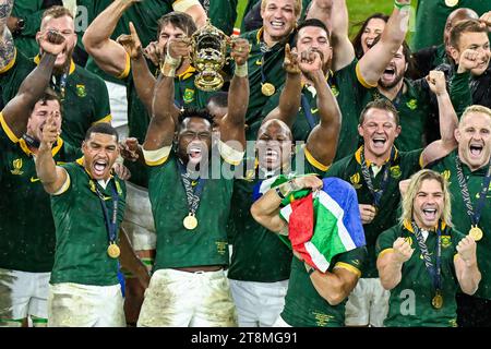 Siyamthanda Siya Kolisi Damian Willemse Bongi Mbonambi Cheslin Kolbe FAF de Klerk mit der Trophäe William Webb Ellis Cup während des Rugby union World Cup XV RWC Endspiels Südafrika Springboks gegen Neuseeland All Blacks im Stade de France in Saint-Denis bei Paris am 28. Oktober 2023. Quelle: Victor Joly/Alamy Live News Stockfoto