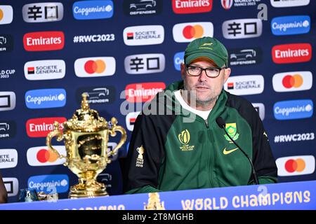 Coach Jacques Nienaber mit der William Webb Ellis Trophäe während einer Pressekonferenz nach dem Finale des Rugby union World Cup XV RWC Südafrika Springboks gegen Neuseeland All Blacks im Stade de France in Saint-Denis bei Paris am 28. Oktober 2023. Quelle: Victor Joly/Alamy Live News Stockfoto