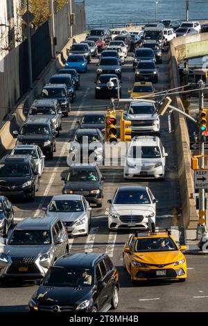 Der Ableger des FDR Drive an der 42nd St. verläuft entlang des UN-Gebäudes 2023 in New York City, USA Stockfoto