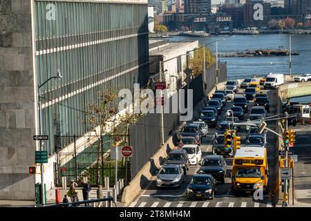 Der Ableger des FDR Drive an der 42nd St. verläuft entlang des UN-Gebäudes 2023 in New York City, USA Stockfoto