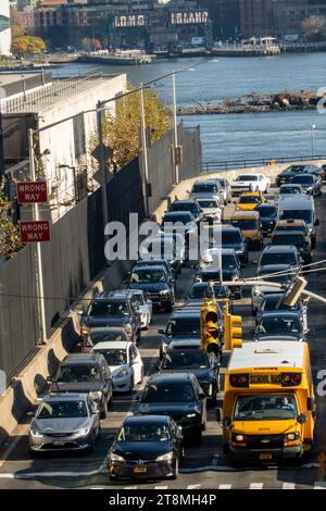 Der Ableger des FDR Drive an der 42nd St. verläuft entlang des UN-Gebäudes 2023 in New York City, USA Stockfoto