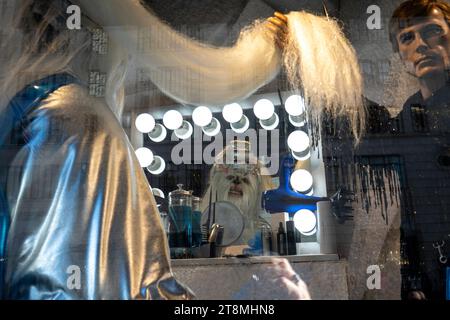 Bergdorf Goodman Mens Store in der Fifth Avenue bietet einen skurrilen Yeti in den Feiertagen, New York City, 2023, USA Stockfoto