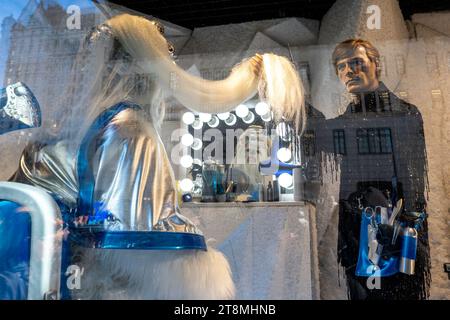 Bergdorf Goodman Mens Store in der Fifth Avenue bietet einen skurrilen Yeti in den Feiertagen, New York City, 2023, USA Stockfoto