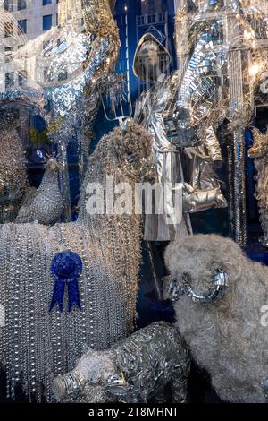 Bergdorf Goodman Flagship Store an der Fifth Avenue bietet Weihnachtsfenster mit dem Motto „Is't IT brillant“, New York City, USA 2023 Stockfoto