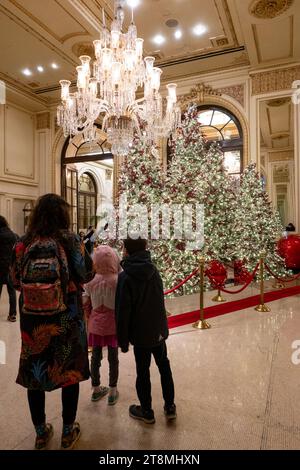 Die aufwendige Weihnachtsdekoration im Foyer des Plaza Hotels zieht in der Weihnachtszeit 2023 in New York City, USA, viele Touristen an Stockfoto