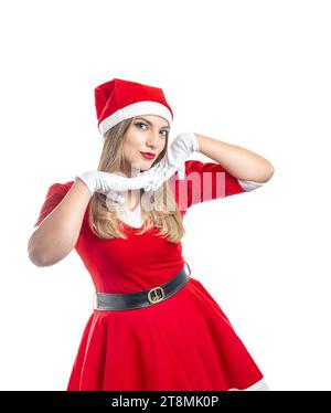 Porträt einer jungen blonden lateinfrau, die als Weihnachtsmann verkleidet ist und die Kamera isoliert betrachtet Stockfoto