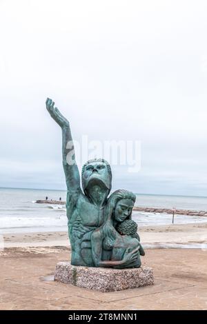 Galveston, USA - 10. November 2023: Leerer Sandstrand mit großer Sturmstatue in Galveston, Texas. Die Geschichte hinter einer verlorenen Statue zu Ehren von Opfern Stockfoto