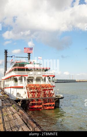 New Orleans, USA - 24. Oktober 2023: Steamboat City of New orleans am Pier am Mississippi River. Das Dampfschiff ist immer noch für Touristen in Betrieb Stockfoto