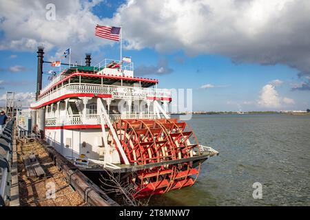 New Orleans, USA - 24. Oktober 2023: Steamboat City of New orleans am Pier am Mississippi River. Das Dampfschiff ist immer noch für Touristen in Betrieb Stockfoto