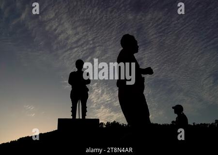 Santiago, Metropolitana, Chile. November 2023. In der Abenddämmerung trainieren die Menschen in einem Park in Santiago, Chile. (Kreditbild: © Matias Basualdo/ZUMA Press Wire) NUR REDAKTIONELLE VERWENDUNG! Nicht für kommerzielle ZWECKE! Stockfoto