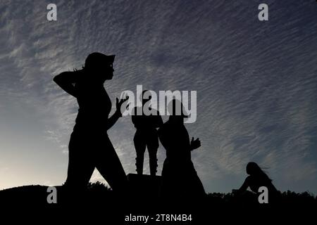 Santiago, Metropolitana, Chile. November 2023. In der Abenddämmerung trainieren die Menschen in einem Park in Santiago, Chile. (Kreditbild: © Matias Basualdo/ZUMA Press Wire) NUR REDAKTIONELLE VERWENDUNG! Nicht für kommerzielle ZWECKE! Stockfoto