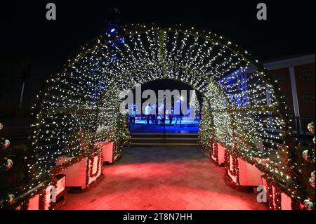 New York, USA. November 2023. Geschmückter Eingang zum Disney's The Santa Clauses' Winter Wonderland auf dem Dach des Pier 17 in Lower Manhattan, New York, NY, 20. November 2023. (Foto: Anthony Behar/SIPA USA) Credit: SIPA USA/Alamy Live News Stockfoto