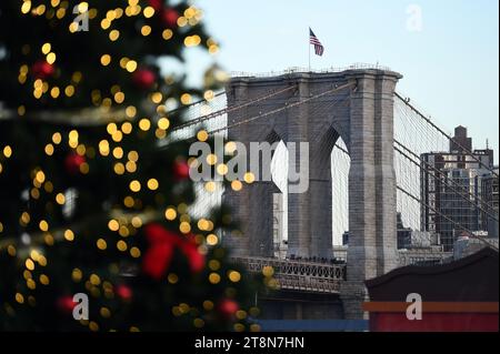 New York, USA. November 2023. Blick auf die Brooklyn Bridge vom Disney's The Santa Clauses' Winter Wonderland auf dem Dach des Pier 17 in Lower Manhattan, New York, NY, 20. November 2023. (Foto: Anthony Behar/SIPA USA) Credit: SIPA USA/Alamy Live News Stockfoto