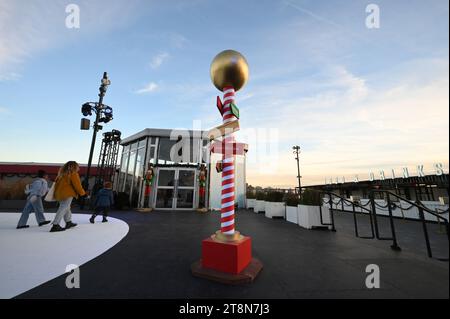 New York, USA. November 2023. Die Nordpolmarkierung im Disney's The Santa Clauses' Winter Wonderland auf dem Dach des Pier 17 in Lower Manhattan, New York, NY, 20. November 2023. (Foto: Anthony Behar/SIPA USA) Credit: SIPA USA/Alamy Live News Stockfoto