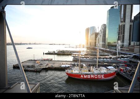 New York, USA. November 2023. Blick auf den Sonnenuntergang vom Disney's The Santa Clauses' Winter Wonderland auf dem Dach des Pier 17 in Lower Manhattan, New York, NY, 20. November 2023. (Foto: Anthony Behar/SIPA USA) Credit: SIPA USA/Alamy Live News Stockfoto