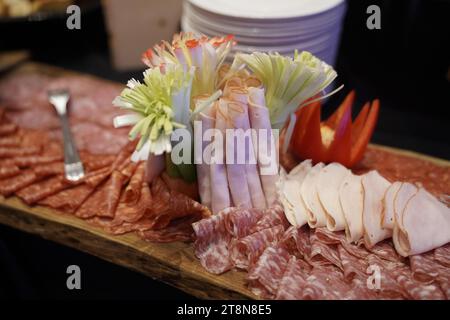 italienische Antipastanteller Rohschinken Salami Peperoni Prosciutto Stockfoto