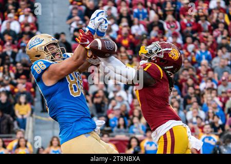 USC Trojans Safety Calen Bullock (7) bricht einen Pass für UCLA Bruins Tight End Moliki Matavao (88) während eines NCAA-Fußballspiels am Samstag, No Stockfoto