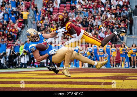 USC Trojans Safety Calen Bullock (7) bricht einen Pass für UCLA Bruins Tight End Moliki Matavao (88) während eines NCAA-Fußballspiels am Samstag, No Stockfoto