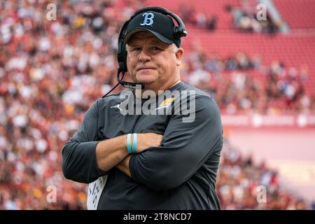 UCLA Bruins-Cheftrainer Chip Kelly während eines NCAA-Fußballspiels gegen die USC Trojans am Samstag, den 18. November 2023, im Los Angeles Memorial Colise Stockfoto