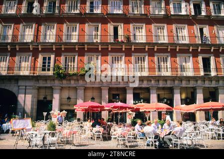 Madrid Spanien, Plaza Mayor Café auf dem alten öffentlichen Platz der Stadt. Leute, die an Tischen sitzen. Malte alte Gebäude Stockfoto