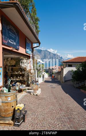 Gasse von den beliebten Einkaufsstraßen der Altstadt von Malcesine bis zum Ufer des Gardasees in Italien Stockfoto