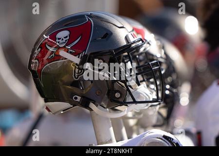 November 2023; Santa Clara, CA, USA; allgemeiner Blick auf die Helme der Tampa Bay Buccaneers vor Beginn des Spiels gegen die San Francisco 49ers im Levi’s Stadium. (Stan Szeto/Image of Sport) Stockfoto