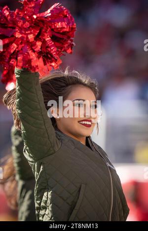 November 2023; Santa Clara, CA, USA; der Cheerleader der San Francisco 49ers tritt im ersten Quartal gegen die Tampa Bay Buccaneers im Levi’s Stadium auf. (Stan Szeto/Image of Sport) Stockfoto