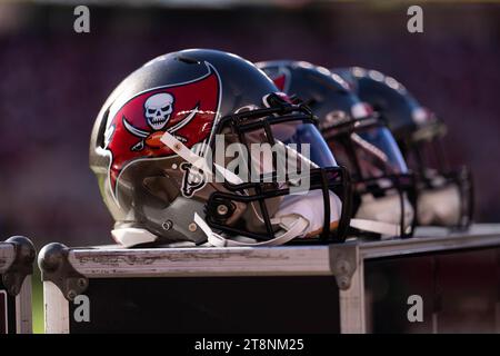 November 2023; Santa Clara, CA, USA; allgemeiner Blick auf die Helme der Tampa Bay Buccaneers im zweiten Quartal gegen die San Francisco 49ers im Levi’s Stadium. (Stan Szeto/Image of Sport) Stockfoto