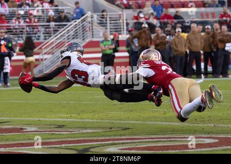 November 2023; Santa Clara, CA, USA; Tampa Bay Buccaneers Wide Receiver Deven Thompkins (83) versucht im vierten Quartal gegen San Francisco 49ers Safety Tashaun Gipson Sr. (31) im Levi’s Stadium zu schießen. (Stan Szeto/Image of Sport) Stockfoto