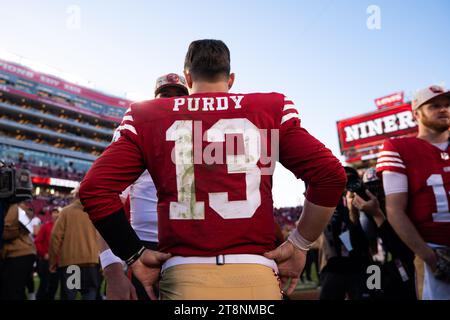 November 2023; Santa Clara, CA, USA; San Francisco 49ers Quarterback Brock Purdy (13) spricht mit Spielern, nachdem er die Tampa Bay Buccaneers im Levi’s Stadium besiegt hat. (Stan Szeto/Image of Sport) Stockfoto