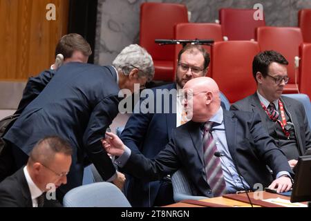 New York, USA. November 2023. Jeffrey Sachs, Präsident des UN Sustainable Development Solutions Network und Direktor des Zentrums für nachhaltige Entwicklung an der Columbia University, spricht mit Botschafter Vassily Nebenzia von Russland während des SC Meetings zur Wahrung des internationalen Friedens und der internationalen Sicherheit am Hauptsitz der Vereinten Nationen in New York am 20. November 2023. (Foto: Lev Radin/SIPA USA) Credit: SIPA USA/Alamy Live News Stockfoto