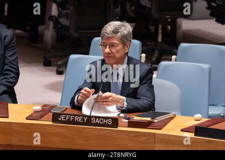 New York, USA. November 2023. Jeffrey Sachs, Präsident des UN Sustainable Development Solutions Network und Direktor des Center for Sustainable Development an der Columbia University, nimmt am 20. November 2023 am Hauptsitz der Vereinten Nationen in New York Teil. Credit: SIPA USA/Alamy Live News Stockfoto